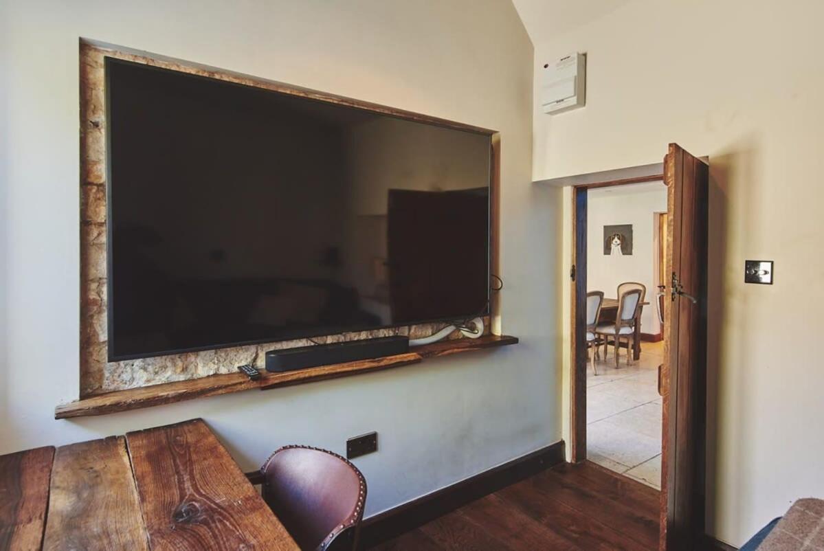 Large Stylish Luxury Cotswold Cottage - Ideal For Families, W/ Ev Charging Andoversford Bagian luar foto