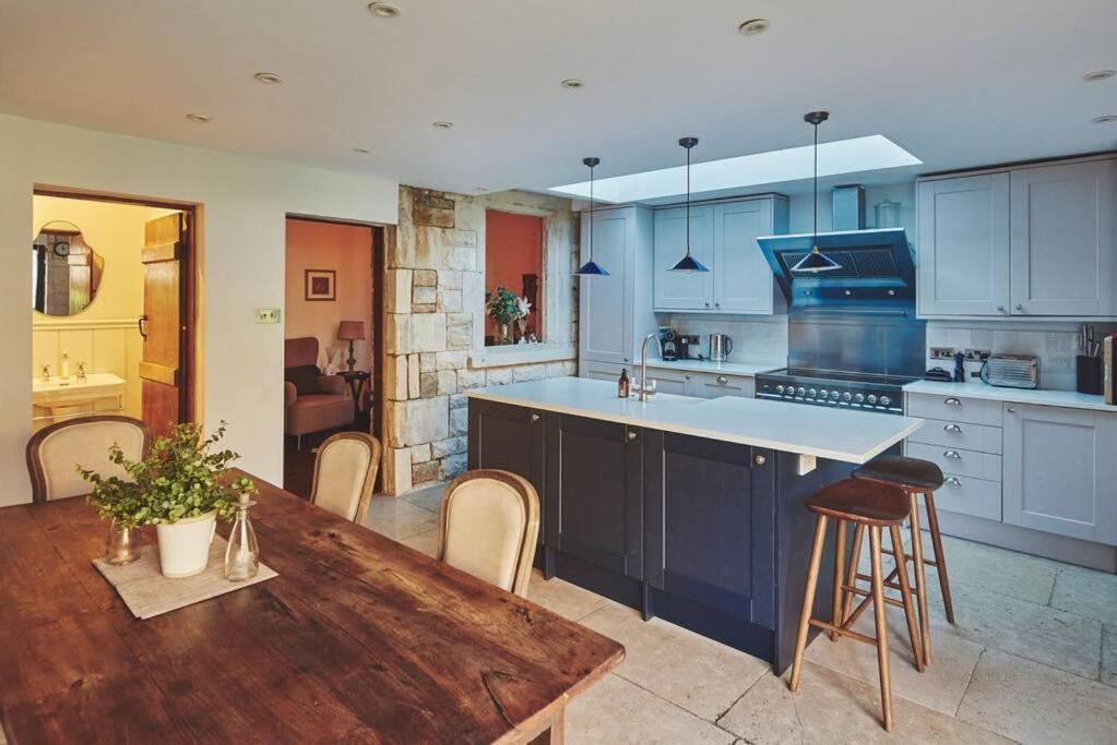 Large Stylish Luxury Cotswold Cottage - Ideal For Families, W/ Ev Charging Andoversford Bagian luar foto